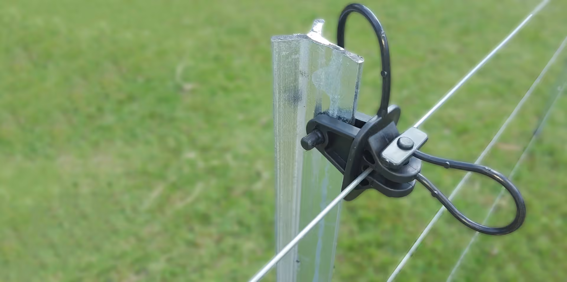 Poste galvanizado Ecofence con aislador y alambres instalado en el campo